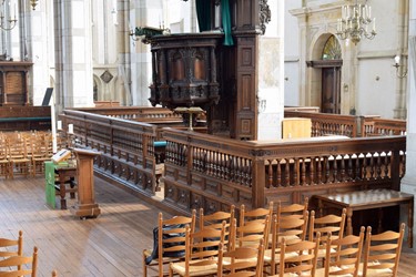 <p>De preekstoel dateert uit 1617-1622 en staat in de huidige situatie in het midden van de dooptuin. Deze configuratie is (met behoud van delen van het authentieke materiaal van het doophek) na de restauratie in de late 19e eeuw tot stand gekomen. </p>

